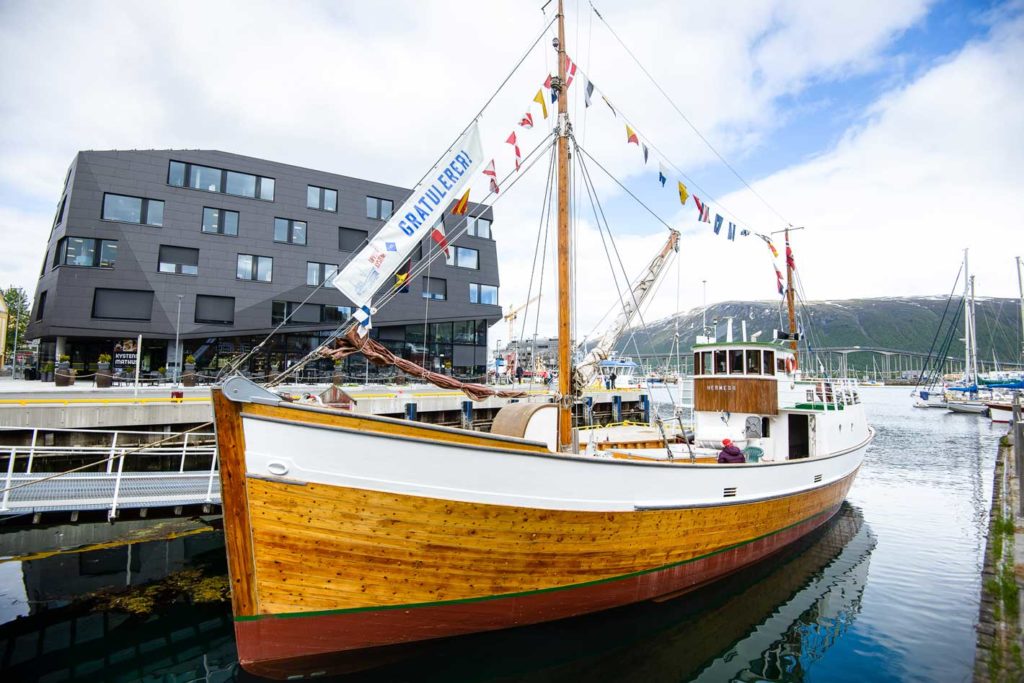 båt ved stortorget, og kystens hus i bakgrunnen