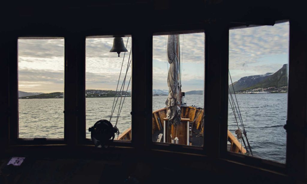 tromsø gjennom vindu på båten