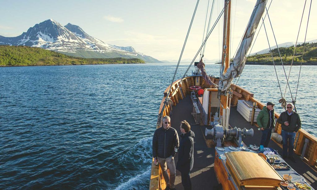 båt som seiler mot fjord