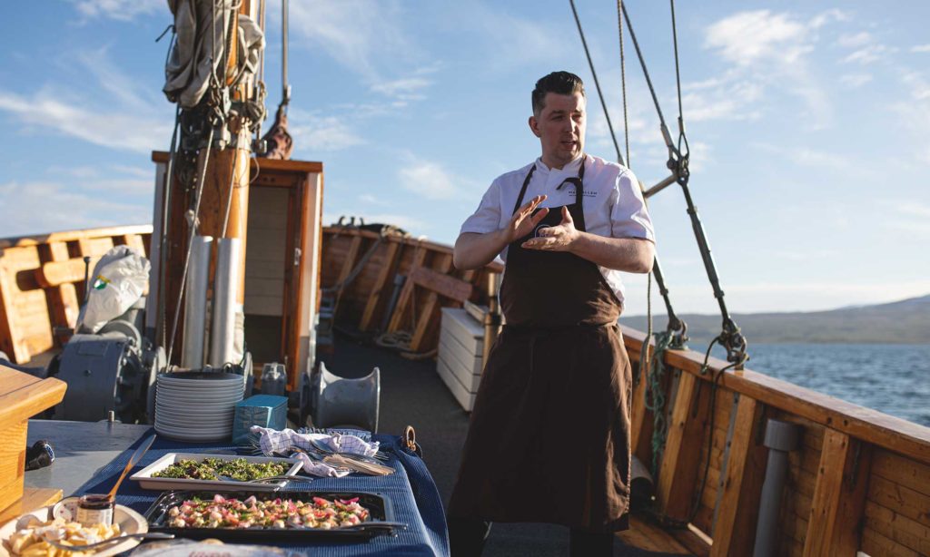 kokk som presenterer mat på båt