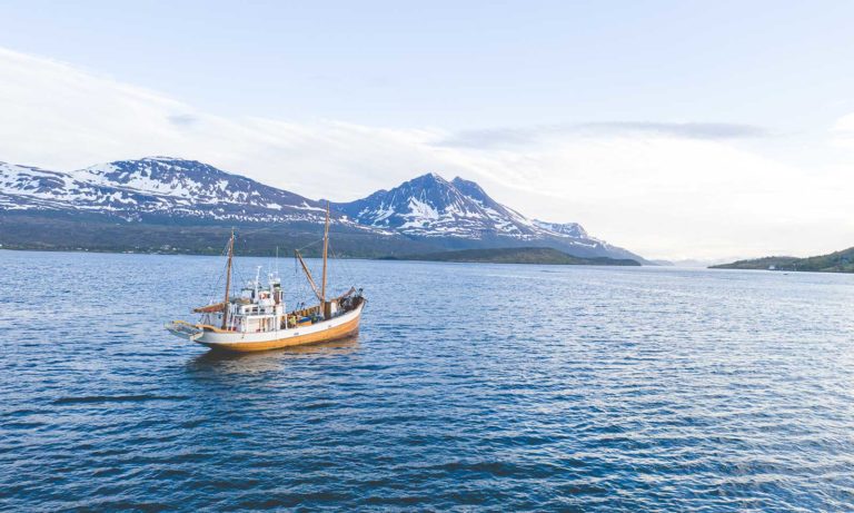 hermes 2 på havet med fjell i bakgrunnen