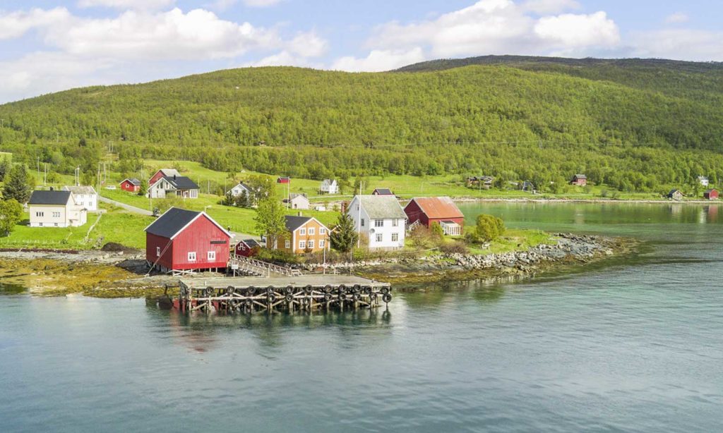 eldre trehus nært havet, finnkroken