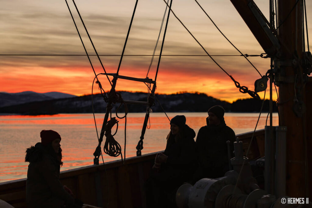 Kveldslys over Hermes II på fjorden i Tromsø