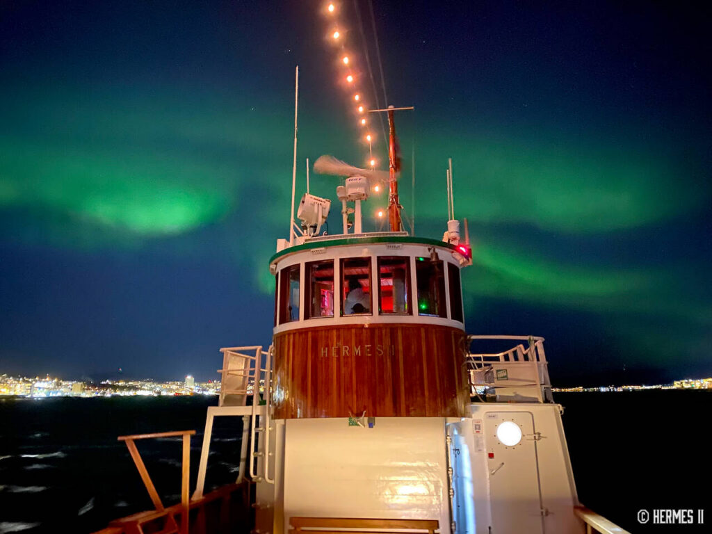 Nordlys over dekk på Hermes II i Tromsø