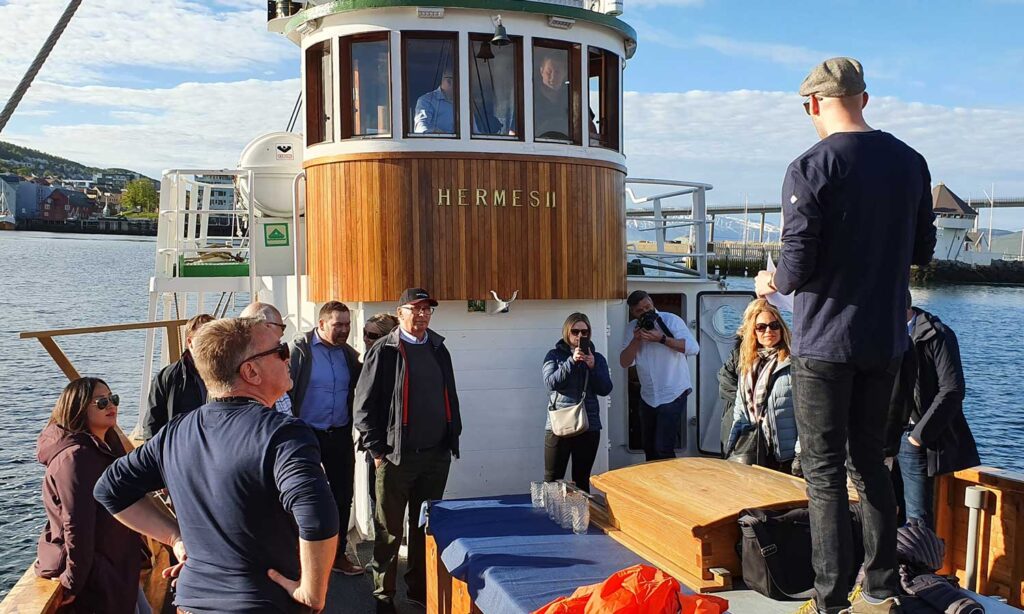 Gjester på dekk om bord i Hermes II i Tromsø