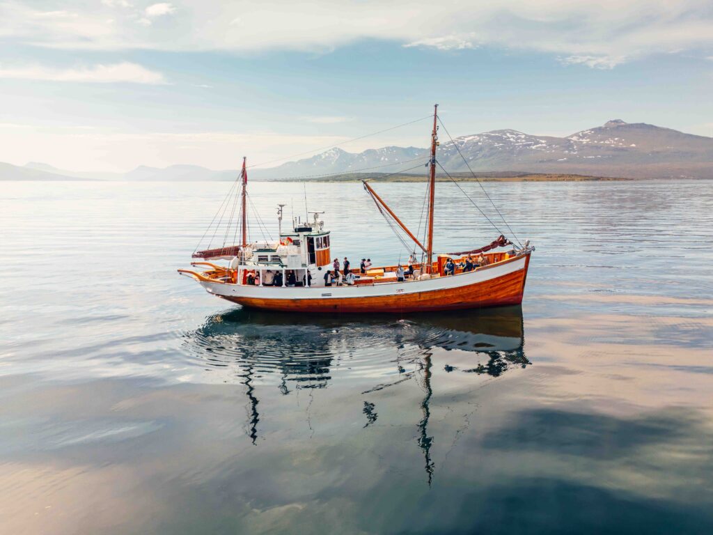 Hermes II på fjorden utenfor Tromsø sett ovenfra