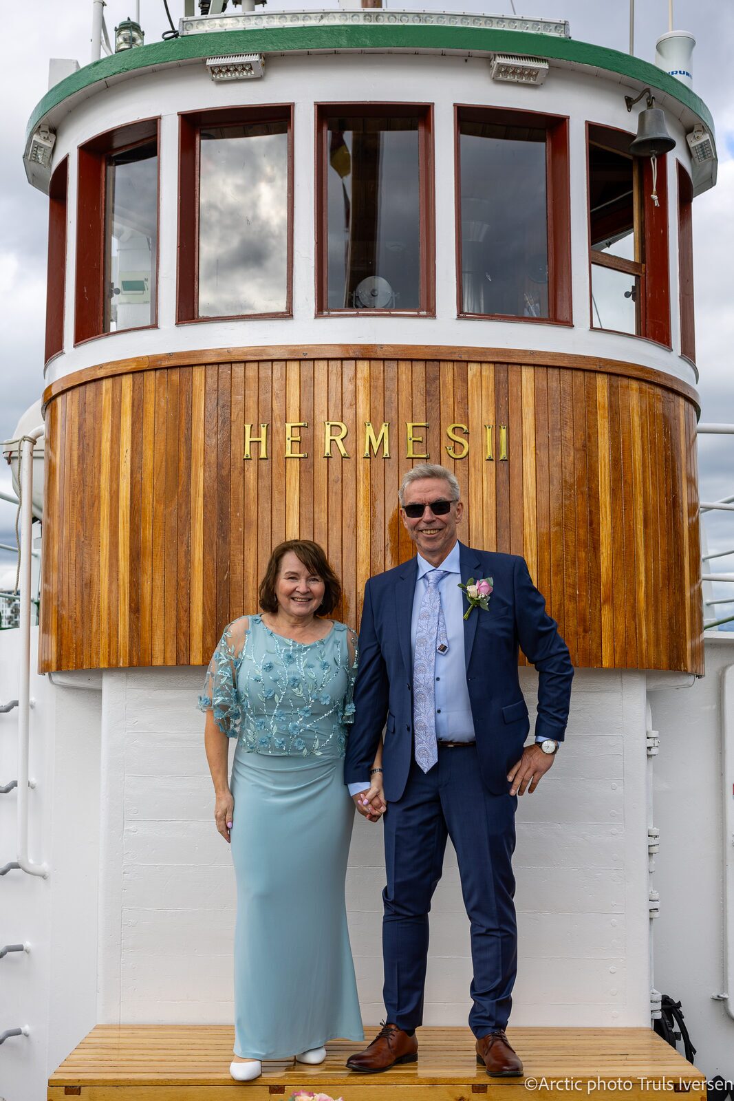 Brudepar om bord i den historiske trebåten Hermes II