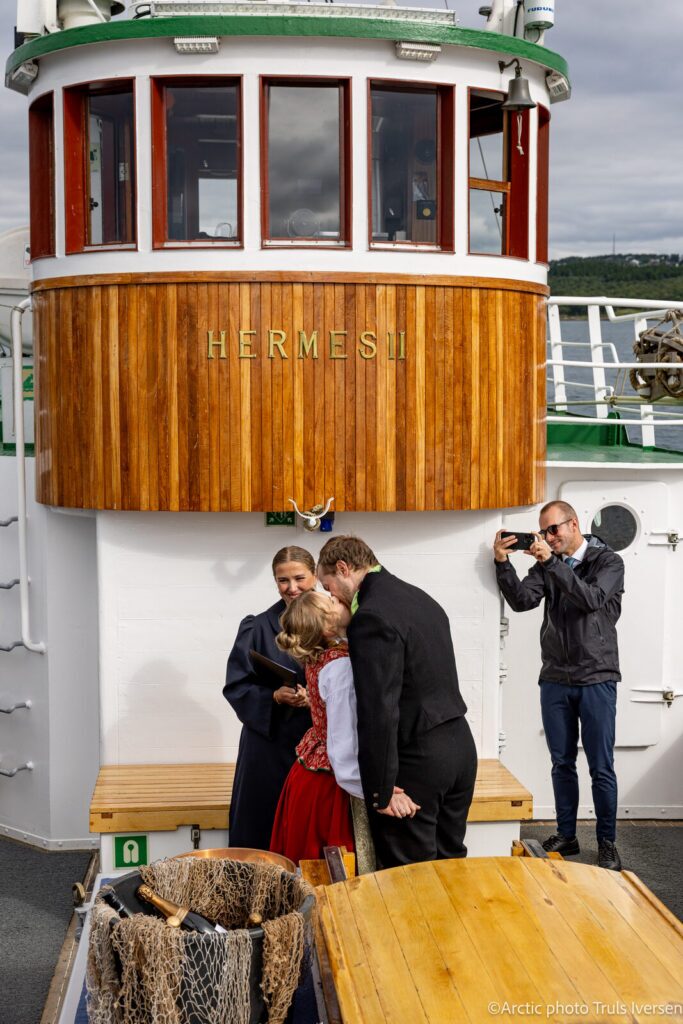 Brudekyss på dekk om bord i Hermes II i Tromsø
