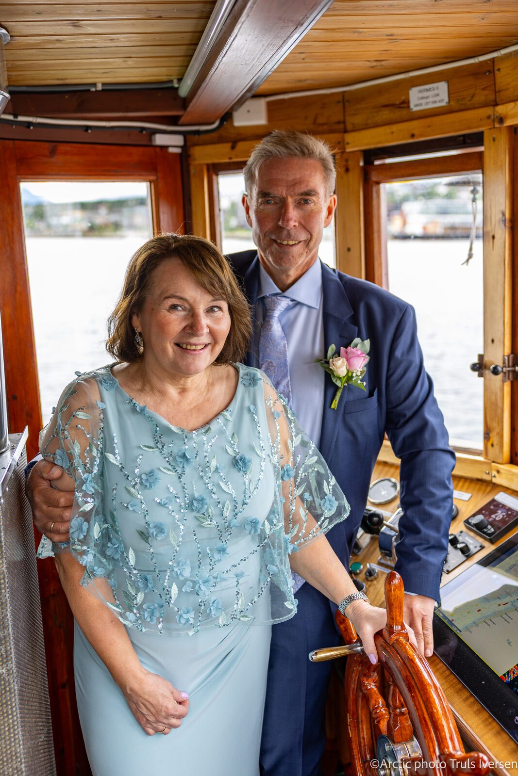Brudepar ved roret i styrhuset om bord i Hermes II
