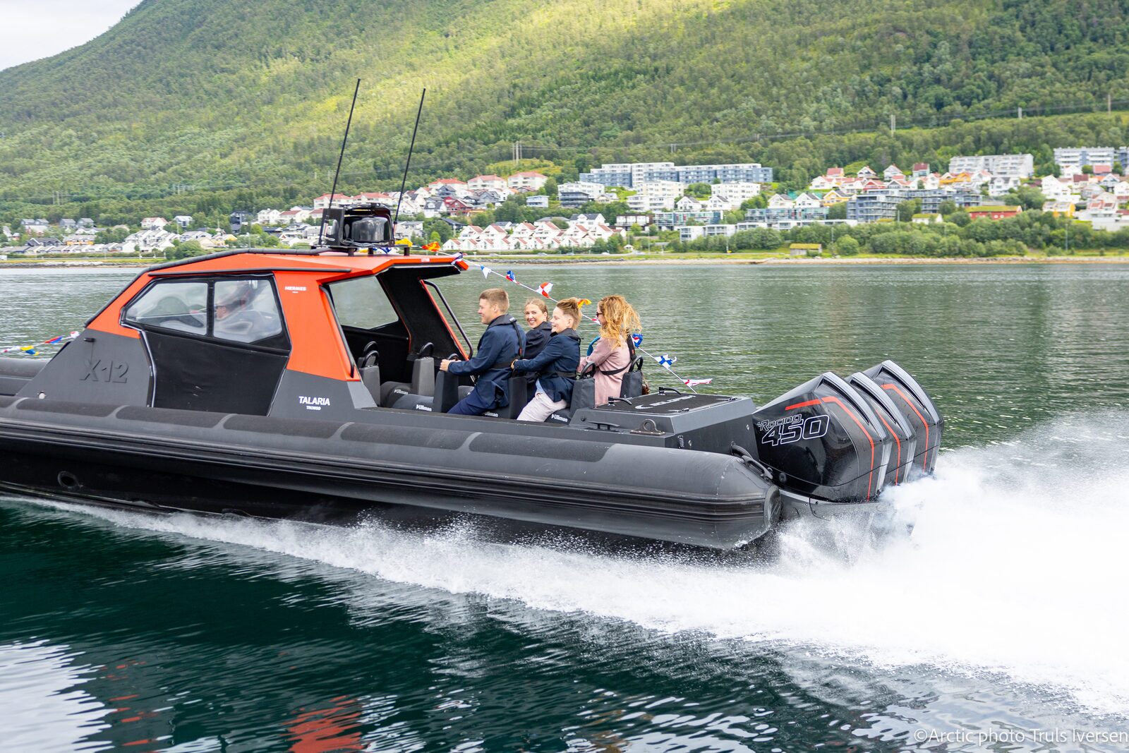 Brudefølge ankommer sjøveien med RIB-en Talaria på fjorden i Tromsø