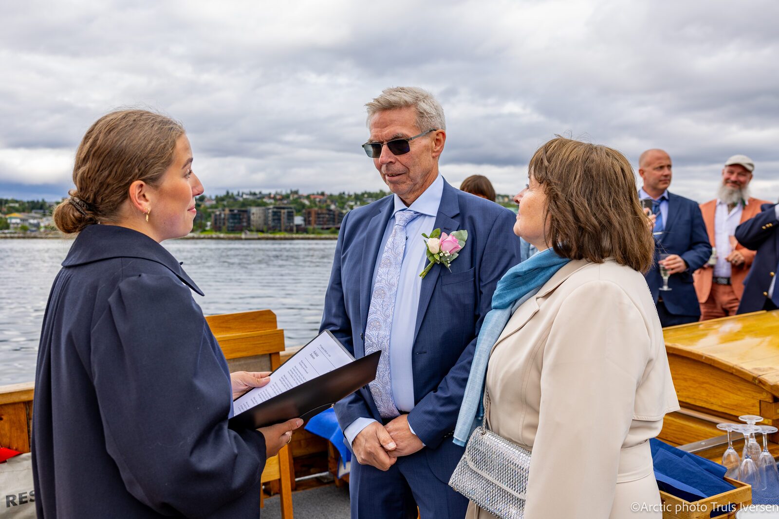 Varaordfører Sigrid Bjørnhaug Hammer vier brudeparet om bord i Hermes II