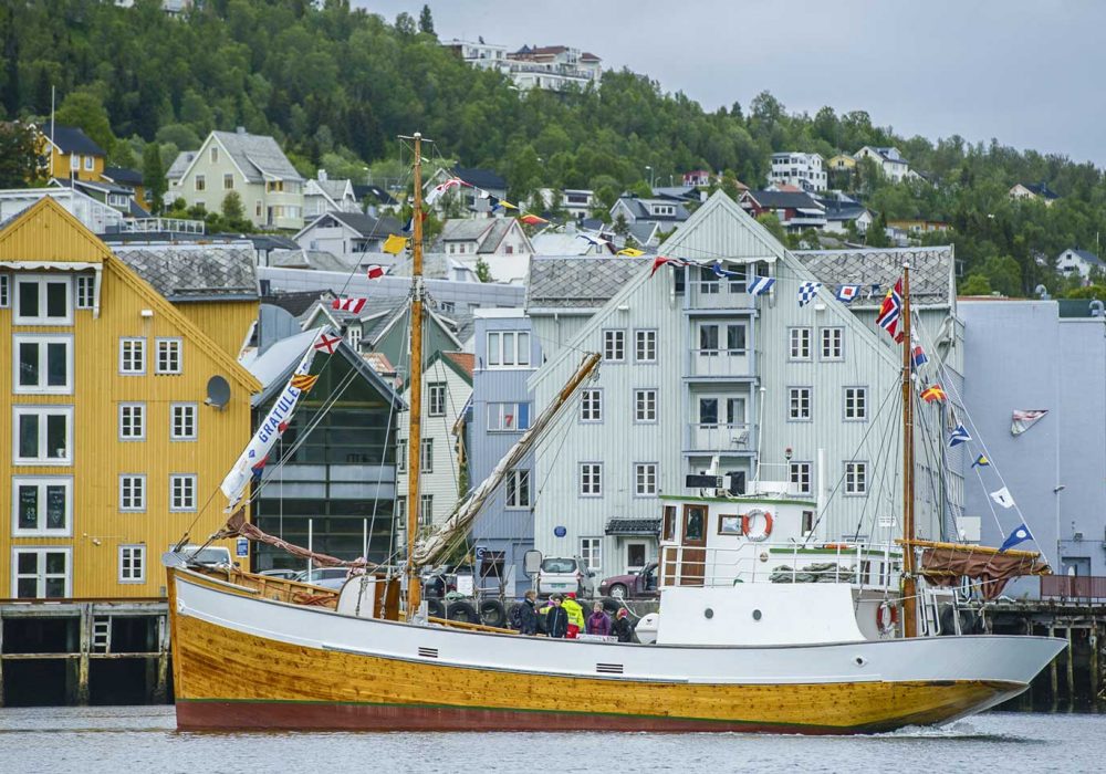 hermes 2 med gamle trebygg i bakgrunnen